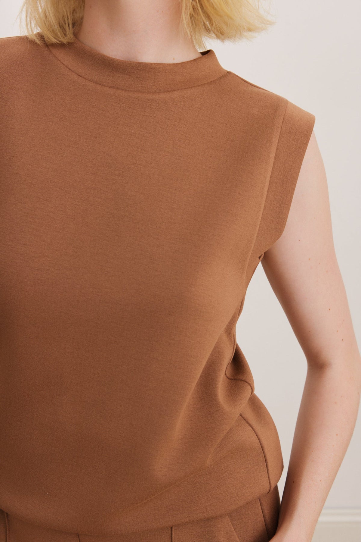 Elisa | Top essencial cor toffee