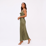 Valeria | Vestido Capri: brilho e elegância intemporal